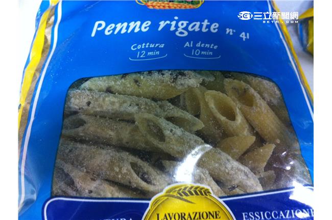 大賣場賣義大利麵發霉　還有小蟲蠕動