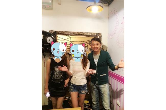 火辣姐妹花咖啡店，男網友一週七次郎
