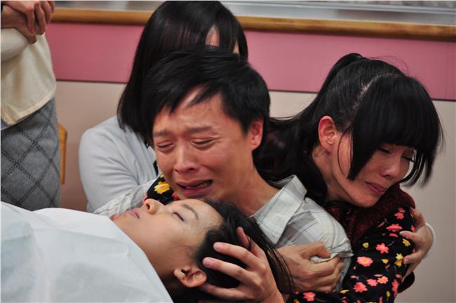 傅天穎怒揍何豪傑　狄鶯護兒子哀哀叫