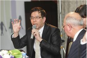 實踐大學應用外語系教授陳超明／臉書