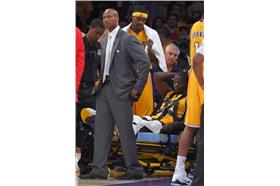 左為湖人總教練Byron Scott，擔架上為Julius Randle（圖／美聯社／達志影像）