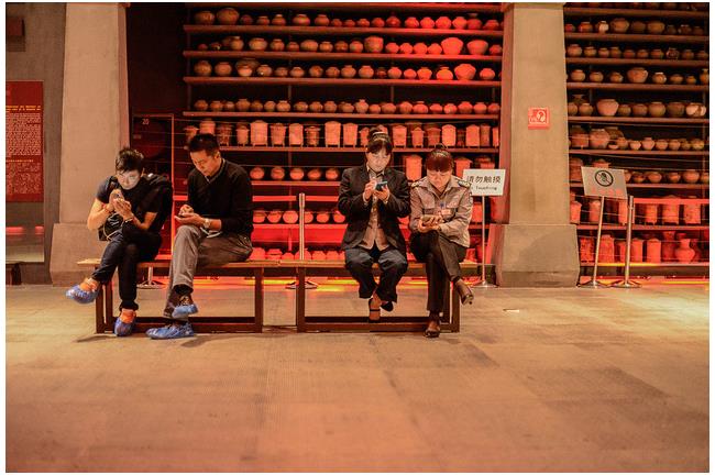 小心！搭捷運滑手機比高鐵更傷眼