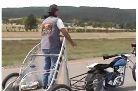 重機變古代馬戰車！美國飆仔化身「羅馬武士」拿繩鞭（臉書）