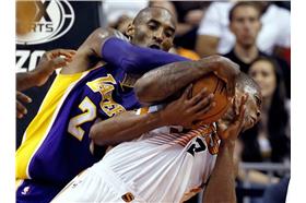 左起為Kobe Bryant與Eric Bledsoe（圖／美聯社／達志影像）