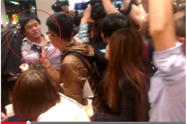 影／一句馬英九下台的代價…男遭壓制