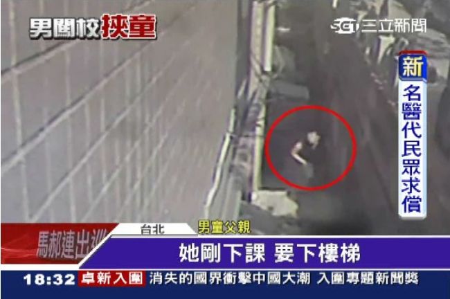 毒蟲翻牆闖校園　挾童倒吊頂樓外牆