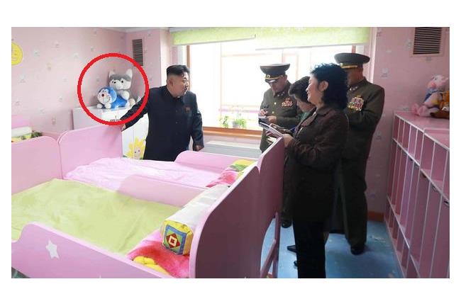 大膽！牠們在金正恩身後「啪啪啪」～