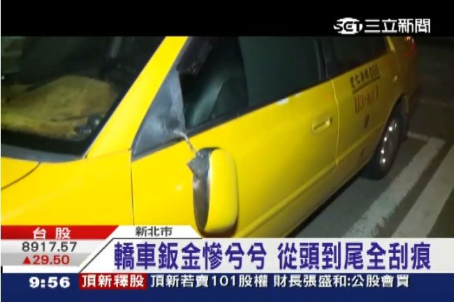 貨車橋上勾鐵網翻覆　4車中招2人傷