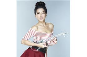 性感小提琴家康妮媚　遇國二生露鳥拉琴示愛（康妮臉書）