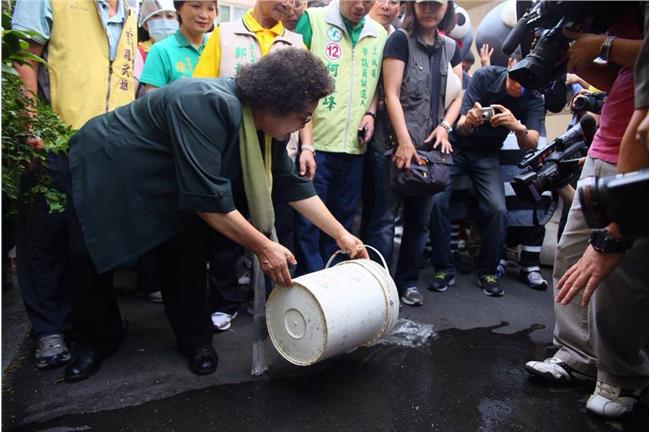 高市「抓蚊子比賽」變陷阱？民眾抗議