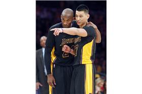 左起為Kobe Bryant與林書豪（圖／美聯社／達志影像）