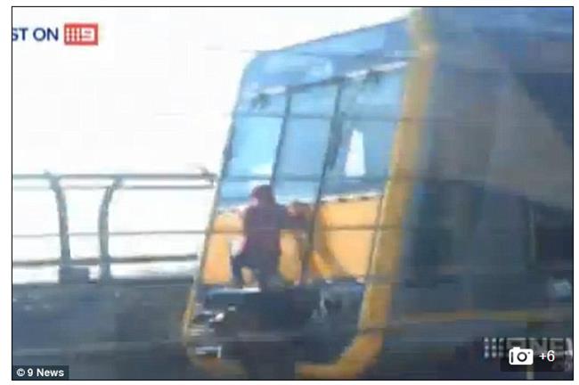 影／少年玩危險火車衝浪　遭警逮捕