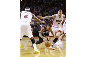 左起為LeBron James與Damian Lillard（圖／美聯社／達志影像）