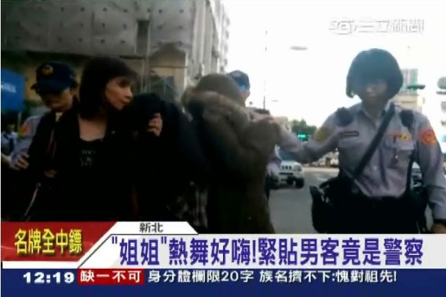 陪酒小姐全裸濕背秀　驚！客人是警察