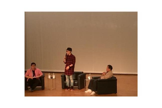 潘瑋柏受傷後首度露面！校園舌戰老爸