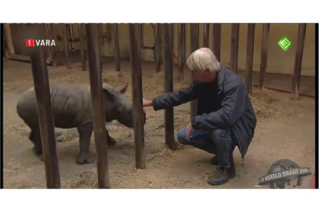 怕動物偷跑出柵欄　沒想到下一秒……