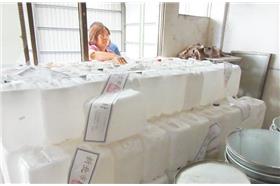 黑心業者洗腎用空桶裝仙草／新北市衛生局