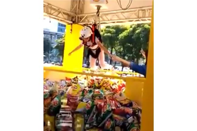 好酷！人體夾娃娃機「夾多少算多少」