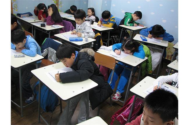 暑假縮水　小學生氣哭：叫總統吃屎啦