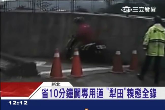 警察在勸沒在聽　騎士糗摔「犁田」