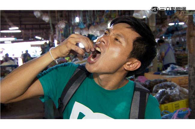寮國蟲蟲餐　姚淳耀吃不夠打包回去嗑