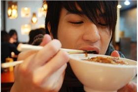 吃滷肉飯 圖片來源：flickr用戶康楚