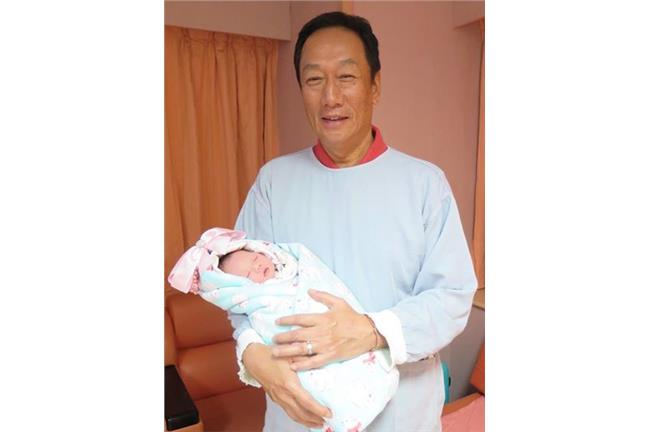 郭台銘喜獲千金　臉書專頁曬父女合照