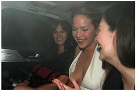 繼裸照門後！小珍妮佛宣傳《飢餓3》　穿深V禮服疑露乳暈（翻攝london report）