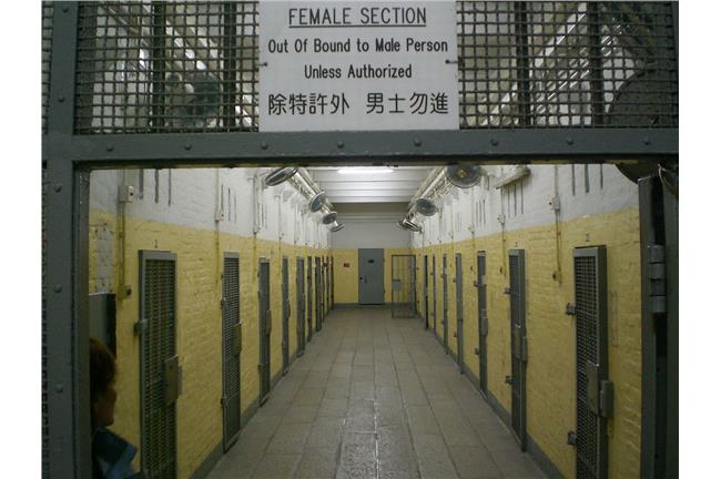 受刑人擺麵包　試探監獄管理員操守