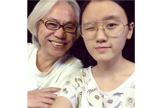 李坤城送18歲生日禮　林靖恩羞紅臉