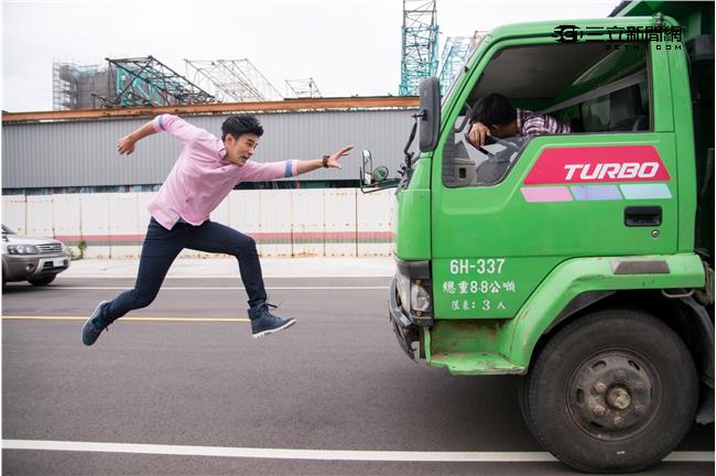 是元介勇敢攀砂石車　英雄救美翁滋蔓