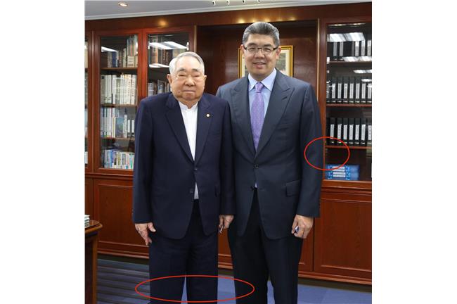 連勝文拜會張榮發　兩人合照疑點重重