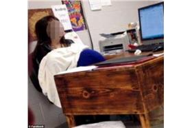 老師哺乳/英國《每日郵報》