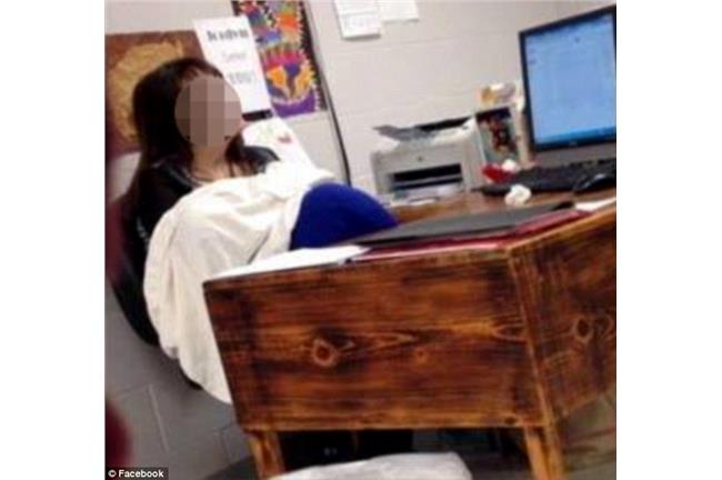 女老師當眾餵母奶！男學生上課竟偷拍
