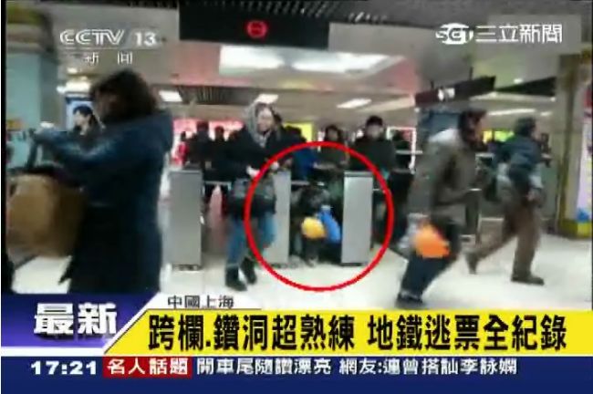 在玩超級瑪莉？陸客跨欄、鑽洞超熟練