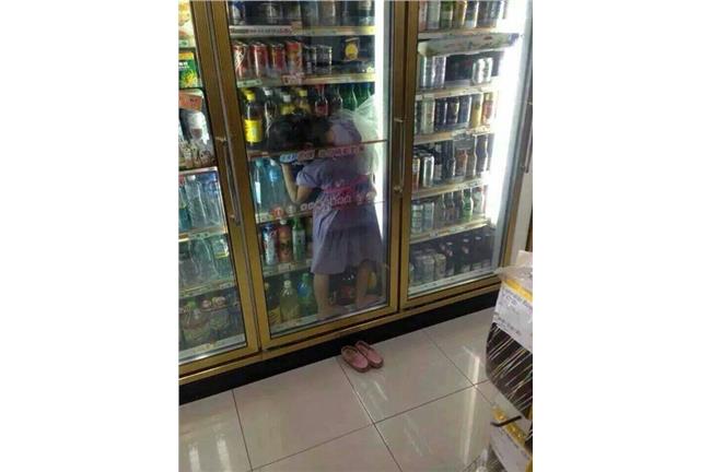超商裡有鬼？飲料櫃赫見驚悚小女孩