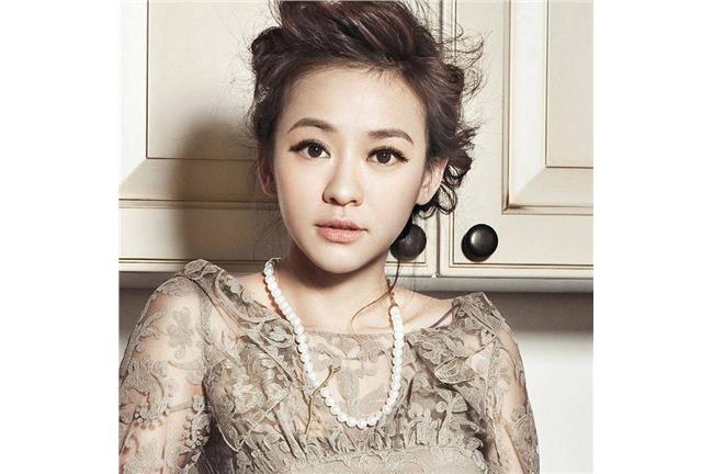 陳意涵走紅毯險跌跤　驚嚇到嘴開了！