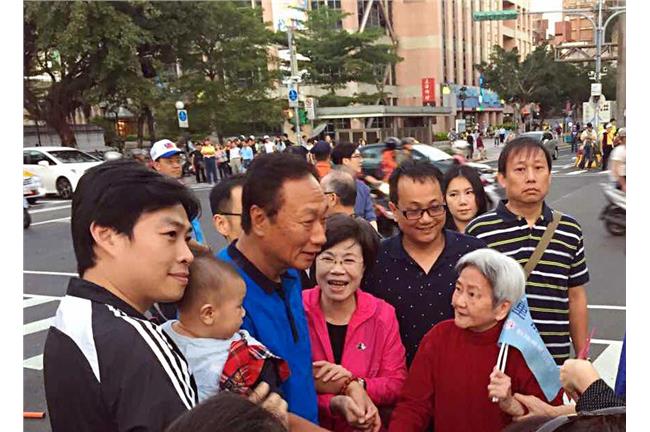 郭董現身晚會挺連勝文　表態：我挺藍