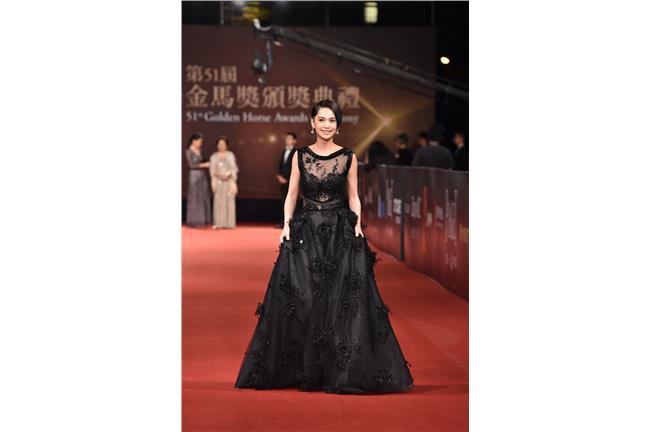 星光／楊丞琳黑色蕾絲薄紗禮服洩春光