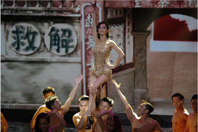 Ella流蘇裝甩過頭開場表演疑走光