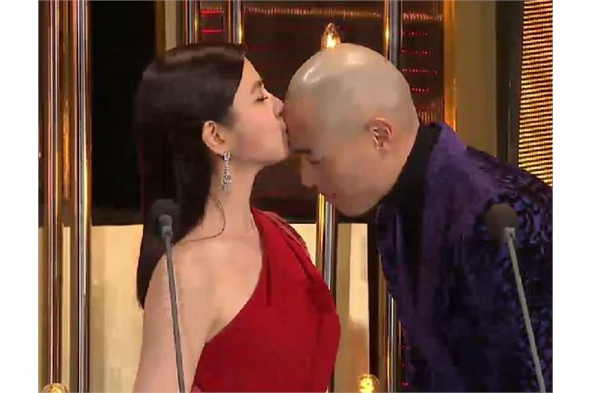 陳妍希紅唇頭皮送啾啾　楊祐寧臉紅