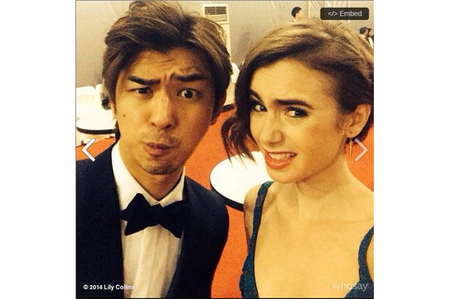 眉毛好俏皮！莉莉柯林斯揪大仁哥自拍