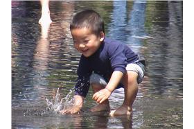 男童 來源:flickr.cc/Patrick Hawks