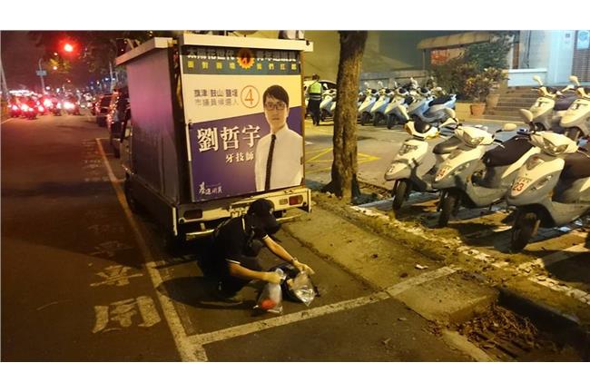 基進側翼劉哲宇掃街　宣傳車遭丟雞蛋