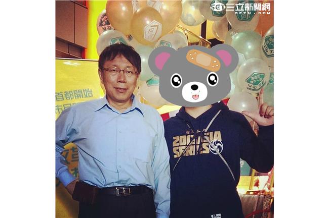 柯P如人形立牌　民眾排隊打卡拍照