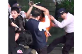 國道收費員被警察打／youtube