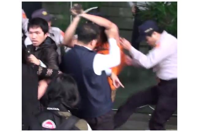 國道收費員血濺交部　警踹人影片曝光