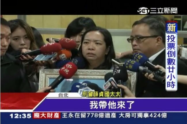 夜店殺警案開庭　遺孀捧遺照旁聽