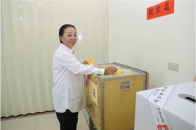 張花冠連任成功！16萬票當選嘉義縣長