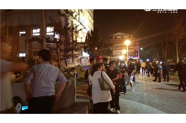 鄉民慶祝柯P當選　於士林發百份雞排